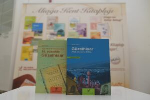 Aliağa Belediyesi’nin “Oku, Okut” projesi kapsamında kitapseverlere her ay ücretsiz