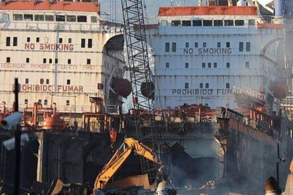 İzmir'in Aliağa il&ccedil;esinde, gemi s&ouml;k&uuml;m&uuml; sırasında&nbsp; iş&ccedil;ilerden Yılmaz Demir'in (55)