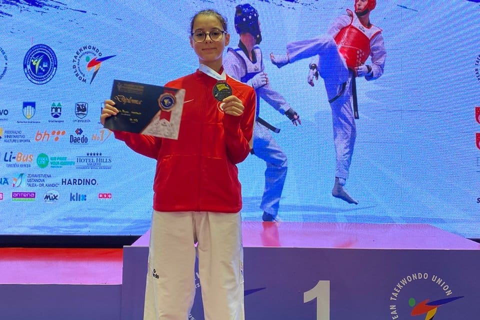 İzmir B&uuml;y&uuml;kşehir Belediyesi Gen&ccedil;lik ve Spor Kul&uuml;b&uuml; adına m&uuml;cadele eden
