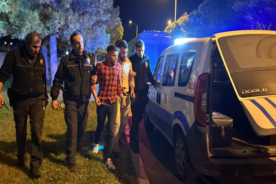 K&uuml;tahya'da, birlikte alkol aldıkları arkadaşları A.İ.E.S.'yi (22) darbederek&nbsp;otomobilini gasbeden 2