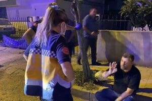 Manisa'nın Yunusemre il&ccedil;esinde sokakta yatan alkoll&uuml; kişi, polis ekiplerine zor