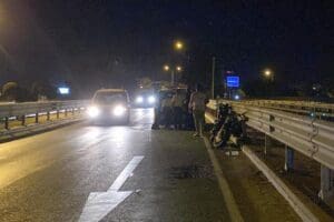 K&Uuml;TAHYA'da alkoll&uuml; s&uuml;r&uuml;c&uuml;n&uuml;n kullandığı motosiklet, otomobil ve bariyerlere &ccedil;arptı. Kazada