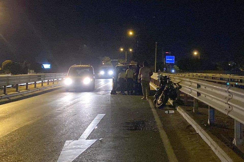 K&Uuml;TAHYA'da alkoll&uuml; s&uuml;r&uuml;c&uuml;n&uuml;n kullandığı motosiklet, otomobil ve bariyerlere &ccedil;arptı. Kazada