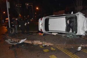İzmir'in Konak il&ccedil;esinde, personel servisine arkadan &ccedil;arpan, s&uuml;r&uuml;c&uuml;s&uuml;n&uuml;n alkoll&uuml; olduğu