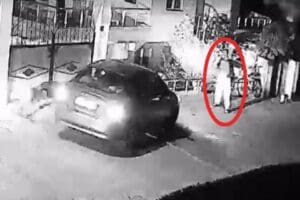 Aydın'ın Didim il&ccedil;esinde H&uuml;seyin Aybaş (72), evinin &ouml;n&uuml;ne park etmek