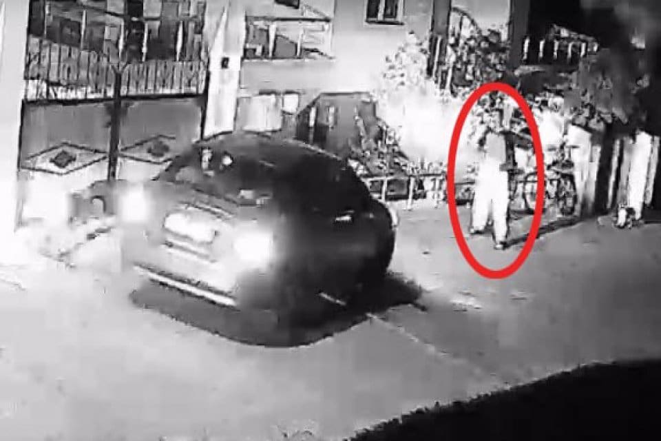 Aydın'ın Didim il&ccedil;esinde H&uuml;seyin Aybaş (72), evinin &ouml;n&uuml;ne park etmek