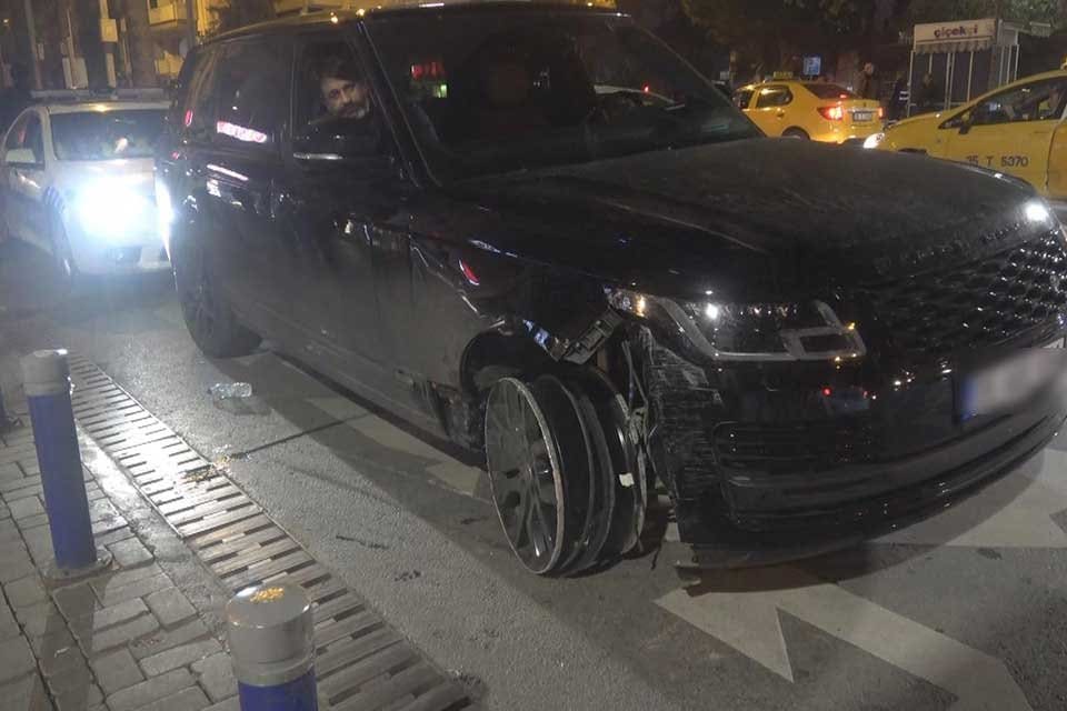 İZMİR'in Konak il&ccedil;esinde alkoll&uuml; M.M. (41), lastiklerinden biri olmadan, jant