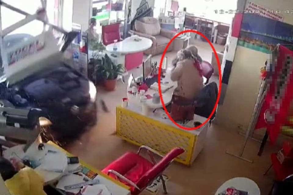 İZMİR'in Buca il&ccedil;esinde iddiaya g&ouml;re alkoll&uuml; olduğu i&ccedil;in polis kontrol