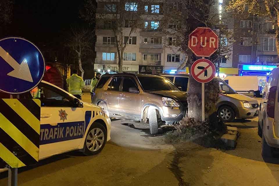 K&Uuml;TAHYA&rsquo;da kullandığı cip ile bir araca &ccedil;arpan ve tesad&uuml;fen olay