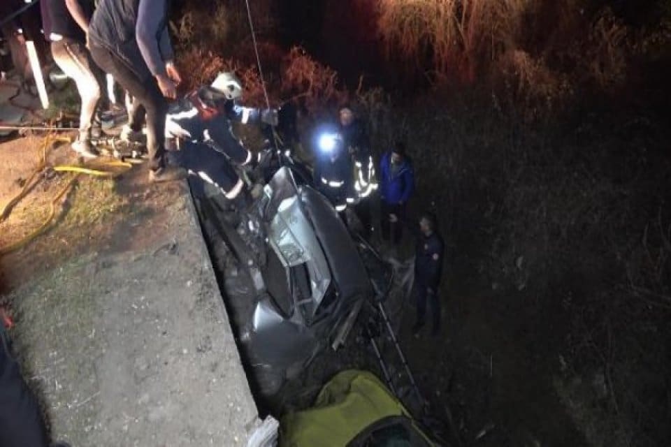 D&uuml;zce'de, alkoll&uuml; olan taksi şof&ouml;r&uuml; trafikte makas atarken otomobile &ccedil;arptı.