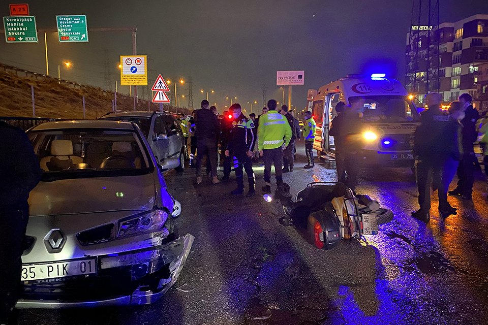 İzmir’in Bornova ilçesinde, sokağa çıkma kısıtlamasını ihlal eden alkollü sürücünün