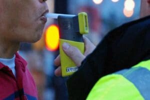 İzmir'de, ağzında yara olduğu gerek&ccedil;esiyle trafik denetiminde alkolmetreye &uuml;flemeyip kan