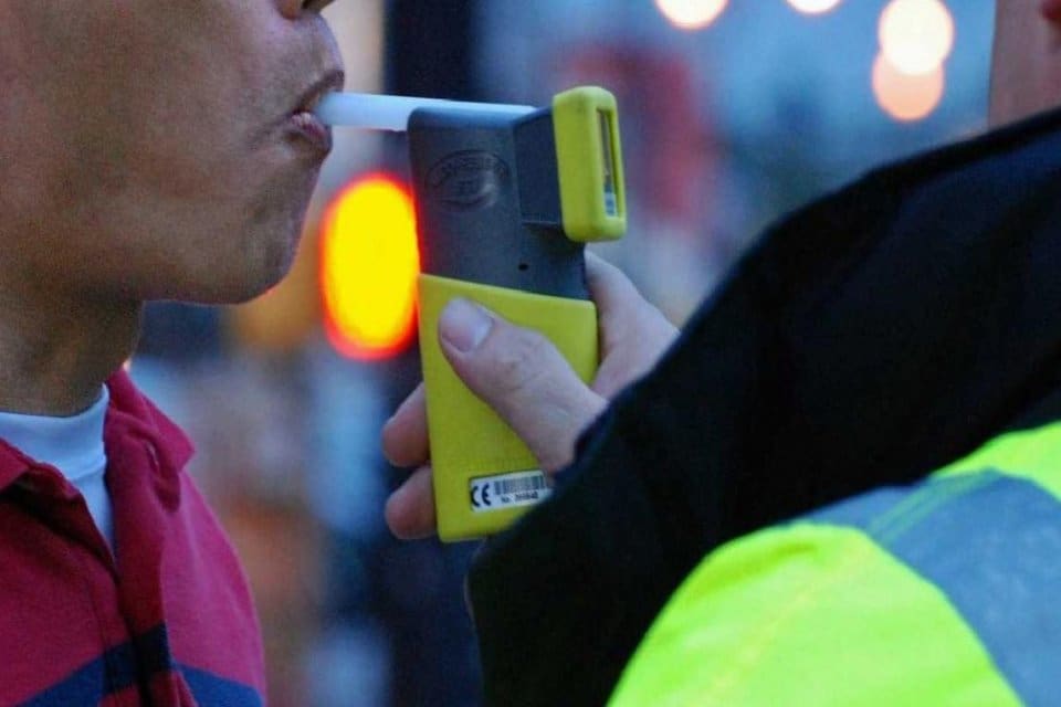 İzmir'de, ağzında yara olduğu gerek&ccedil;esiyle trafik denetiminde alkolmetreye &uuml;flemeyip kan