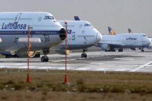 Alman havayolu şirketi Lufthansa, personellerin grev kararı nedeniyle binden fazla