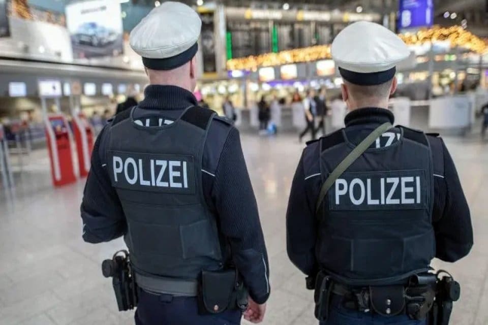 Almanya'daki K&ouml;ln Bonn Havalimanı'nda bir aracın kalabalığın arasına daldığı belirtildi.