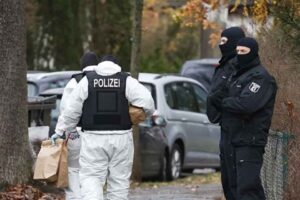 Almanya'da Sağlık Bakanı'nı kaçırma ve darbe planı yaptıkları iddiasıyla tutuklu