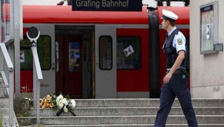 Almanya’da trende bıçaklı saldırı: Yaralılar var