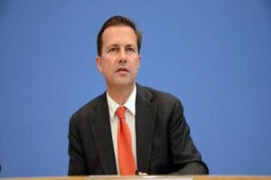 Alman H&uuml;k&uuml;met S&ouml;zc&uuml;s&uuml; Seibert, 10 b&uuml;y&uuml;kel&ccedil;inin 'istenmeyen kişi' ilan edilmesi