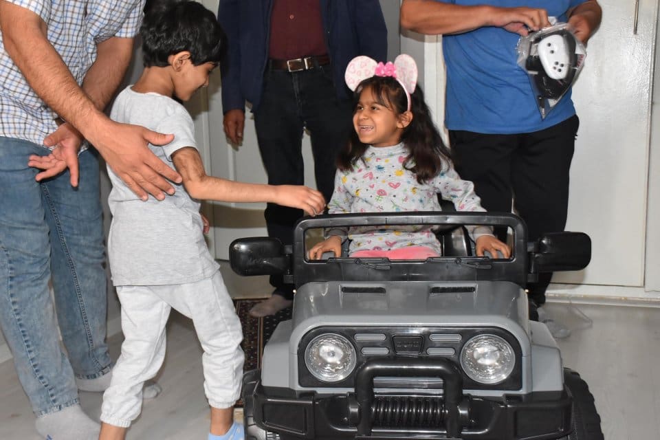 İzmir&rsquo;de tedavi g&ouml;ren anemi hastası Filiz (8) ve Zeynep Eren