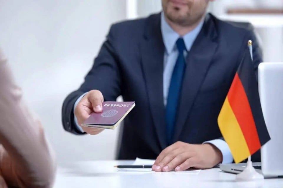 Alman H&uuml;k&uuml;meti, yabancı iş&ccedil;i alımıyla ilgili yeni şartlarını a&ccedil;ıkladı. Yeniden