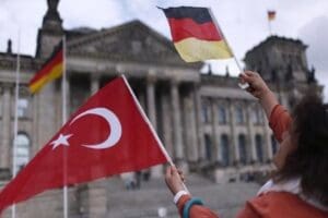 Alman h&uuml;k&uuml;meti, "&ccedil;ifte vatandaşlığın ileriki nesillere aktarılmaması i&ccedil;in&ldquo; yasa &ccedil;ıkarmaya