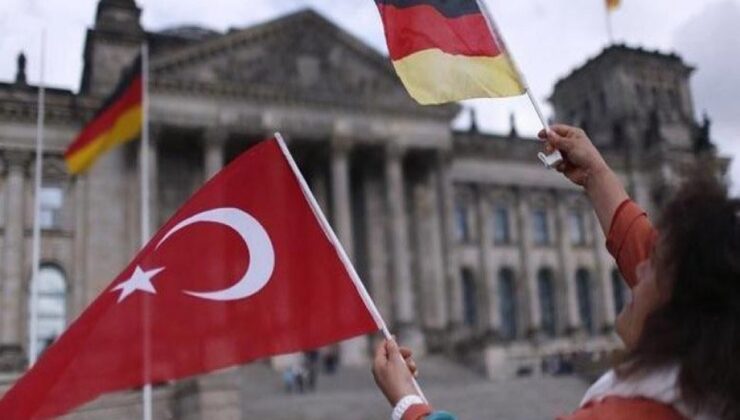 Almanya, Türkler’e ‘çifte vatandaşlığı’ yasaklıyor