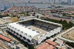 İzmir futbolunun yeniden kapılarını a&ccedil;masını yıllardır heyecanla beklediği Alsancak Stadı'nın