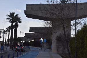 İzmir Kordon'da görüntü kirliliğine neden olan atıl durumdaki Alsancak viyadükleri