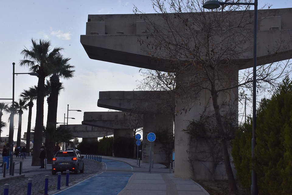 İzmir Kordon'da görüntü kirliliğine neden olan atıl durumdaki Alsancak viyadükleri