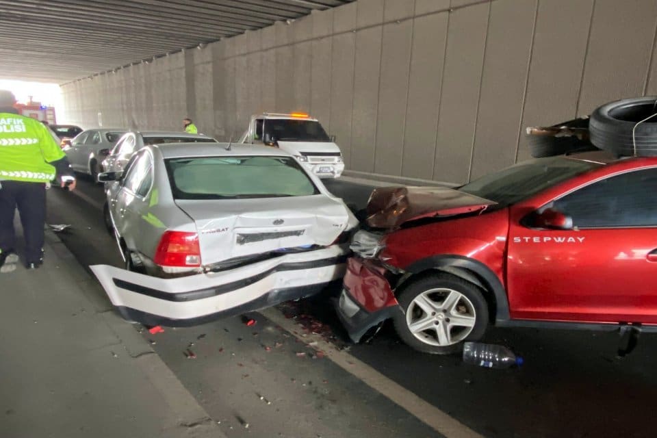Manisa'nın Turgutlu il&ccedil;esinde alt ge&ccedil;itte meydana gelen 6 otomobilin karıştığı