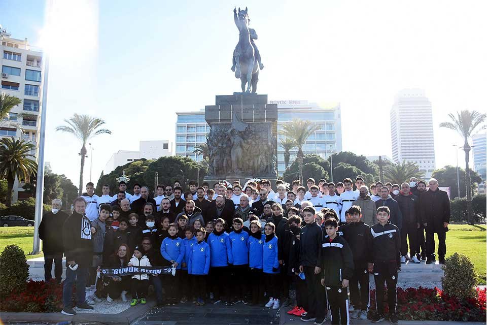 İZMİR'in köklü kulüplerinden Altay, kuruluşunun 108'inci yıl dönümünü Cumhuriyet Meydanı'nda