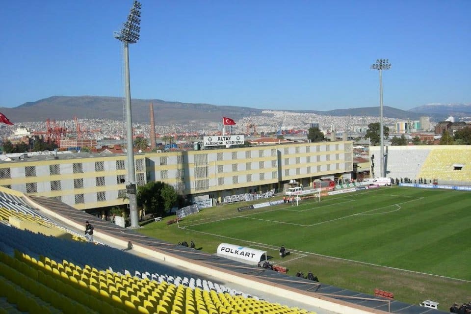 İzmir'in k&ouml;kl&uuml; kul&uuml;plerinden Altay, uzun yıllar kul&uuml;p binası olarak kullandığı