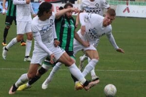 Transfer yasağı bulunan siyah-beyazlı takımda İsve&ccedil;li stoper Eric Bj&ouml;rkander, İranlı