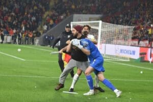 G&ouml;ztepe-Altay derbisinde sahaya giren G&ouml;ztepe taraftarı Mehmet Nihat Aydın tarafından