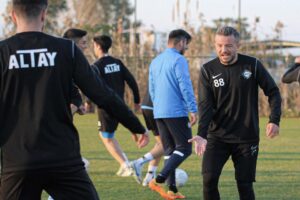 Spor Toto 1'inci Lig ekiplerinden Altay'da sol bek &Ouml;zg&uuml;r &Ouml;zkaya'nın
