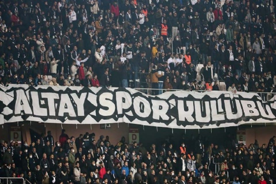 Spor Toto 1'inci Lig'de 15'inci haftadaki G&ouml;ztepe derbisinde &ccedil;ıkan olaylar