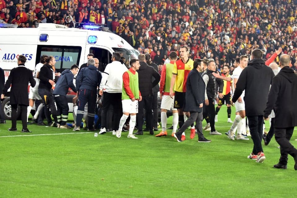 Altay'a hem 6 ma&ccedil; seyircisiz oynama hem de h&uuml;kmen yenilgi