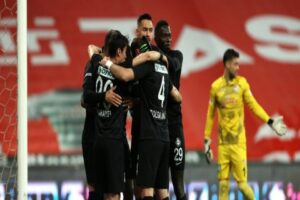 TFF 1'inci Lig'de Bursaspor'u da deplasmanda 3-1 mağlup eden Altay,