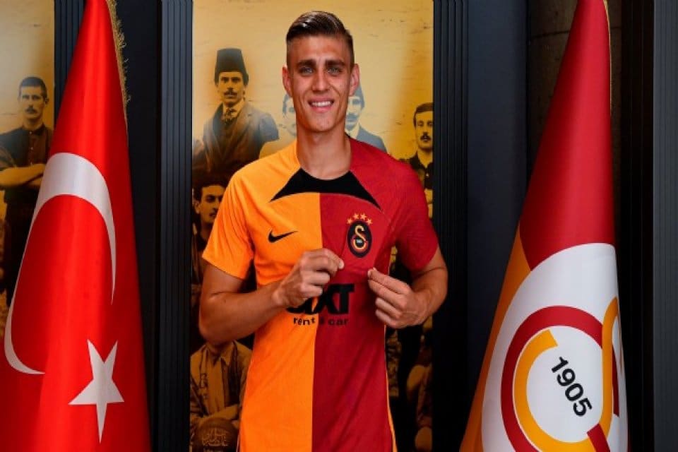 Altay'da mevcut kadroyu korumak i&ccedil;in futbolculara &ouml;deme yapmak zorunda olan
