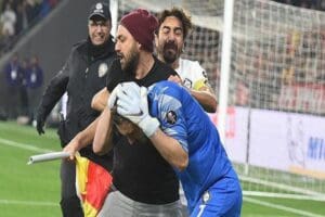 Olaylı İzmir derbisinde Altay kalecisi Ozan Evrim &Ouml;zen&ccedil;'e korner bayrağı