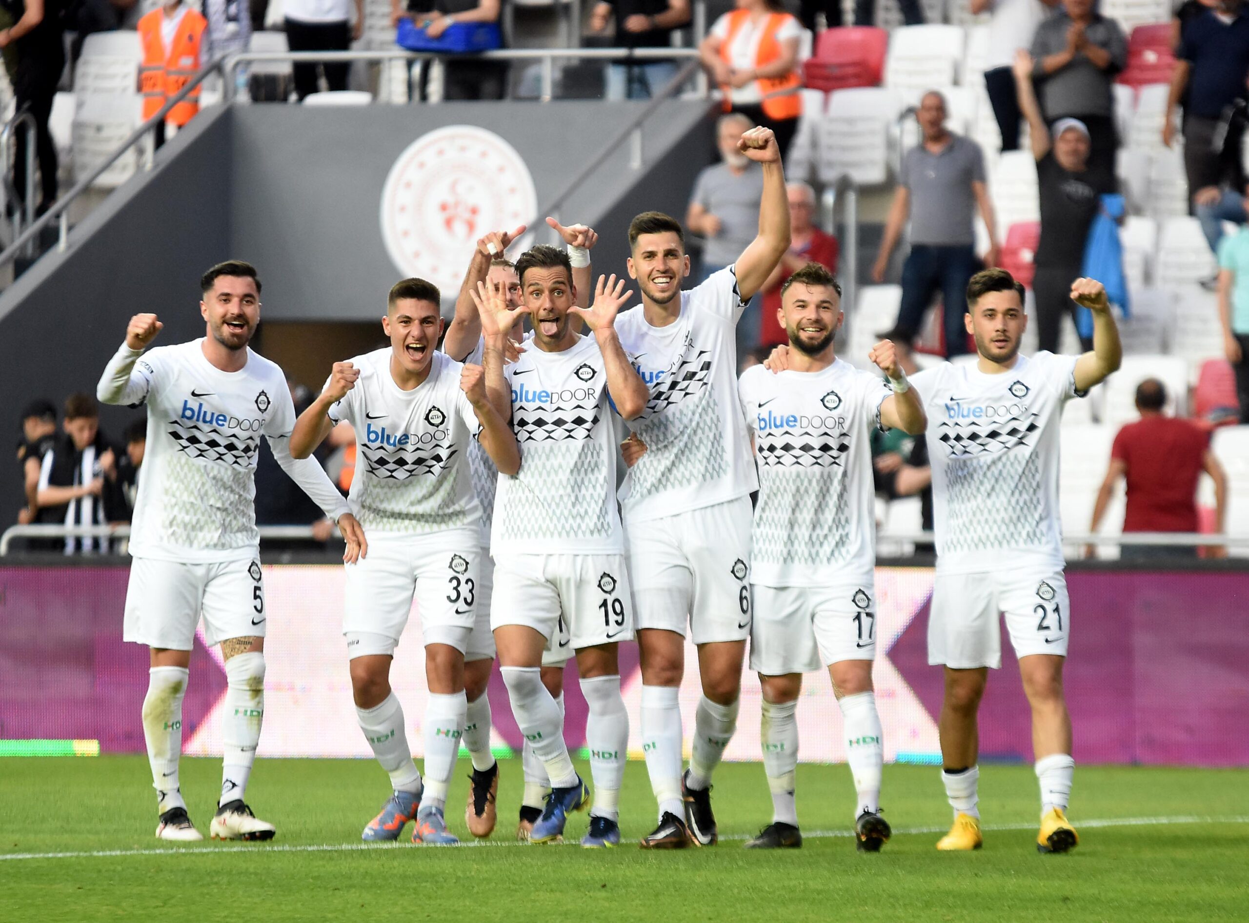 Siyah-beyazlı ekip sezon 40 puanla tamamlarken, rakip filelere 2 gol