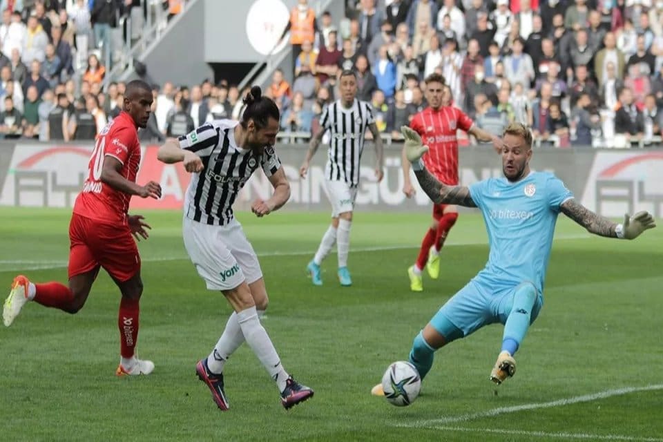 Spor Toto S&uuml;per Lig&rsquo;de d&uuml;şme hattında yer alan Altay, Fraport
