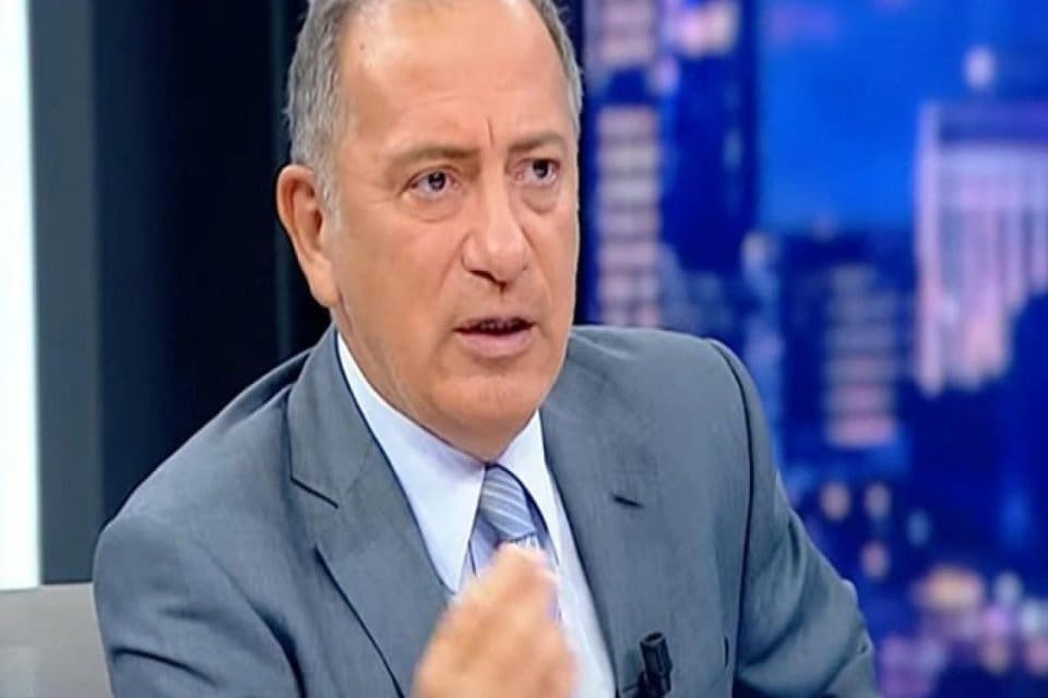 Gazeteci Fatih Altaylı, otomobilinin arka camına "Sen devlet misin lan