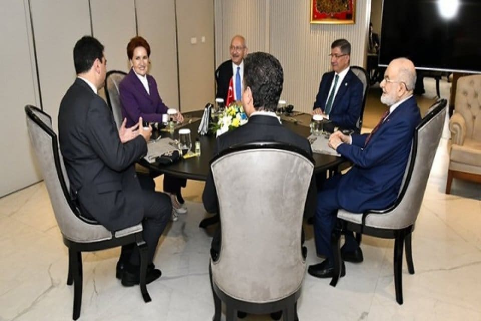 2 Mart'ta masadan kalkan İYİ Parti lideri Meral Akşener'in Ekrem