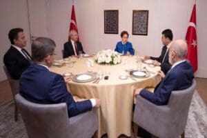 6'lı masa bug&uuml;n toplanıyor. G&uuml;ndemde &uuml;zerinde uzun zamandır &ccedil;alışılan ortak
