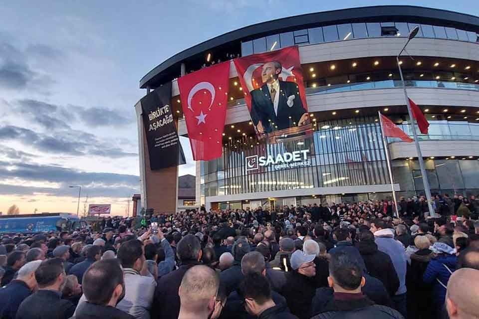 İyi Parti Genel Başkanı&nbsp;Meral Akşener'in geri d&ouml;nmesiyle Saadet Partisi Genel