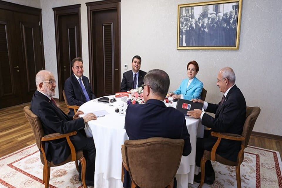 İkinci tur g&ouml;r&uuml;şmelerini ger&ccedil;ekleştirecek olan altılı masanın ilk g&uuml;ndemi Siyasi