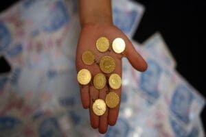 Altın g&uuml;ne yatay bir seyirle başladı. Gram altın 1029 lira