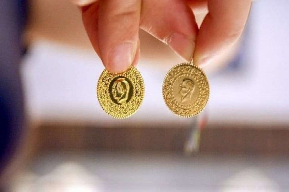 Altının gram fiyatı, g&uuml;ne yatay başlamasının ardından 974 lira seviyesinde