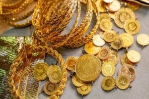 Altının gram fiyatı, g&uuml;ne y&uuml;kselişle başlamasının ardından 984 lira seviyesinde